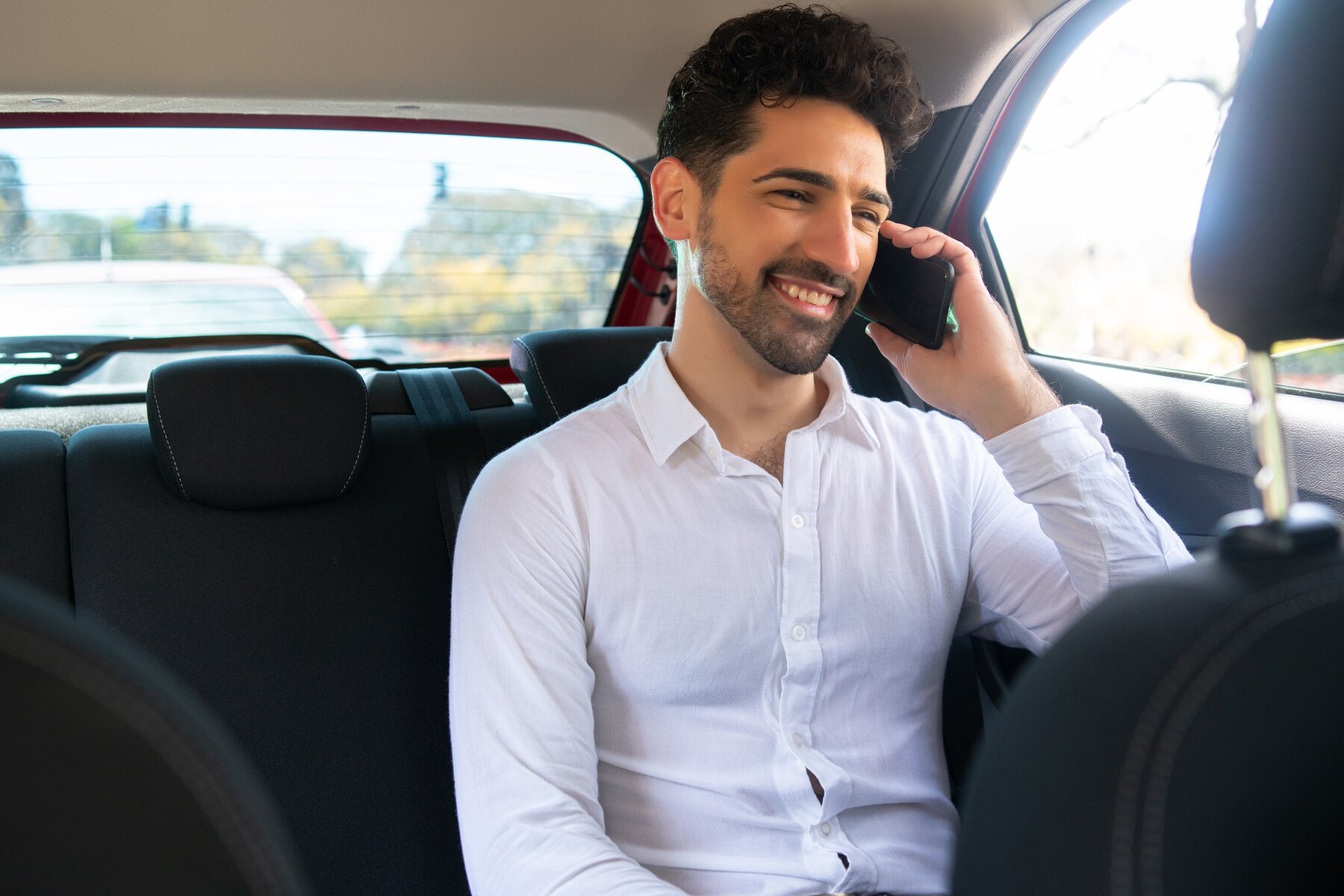 retrato empresario hablando telefono camino al trabajo coche 58466 16268